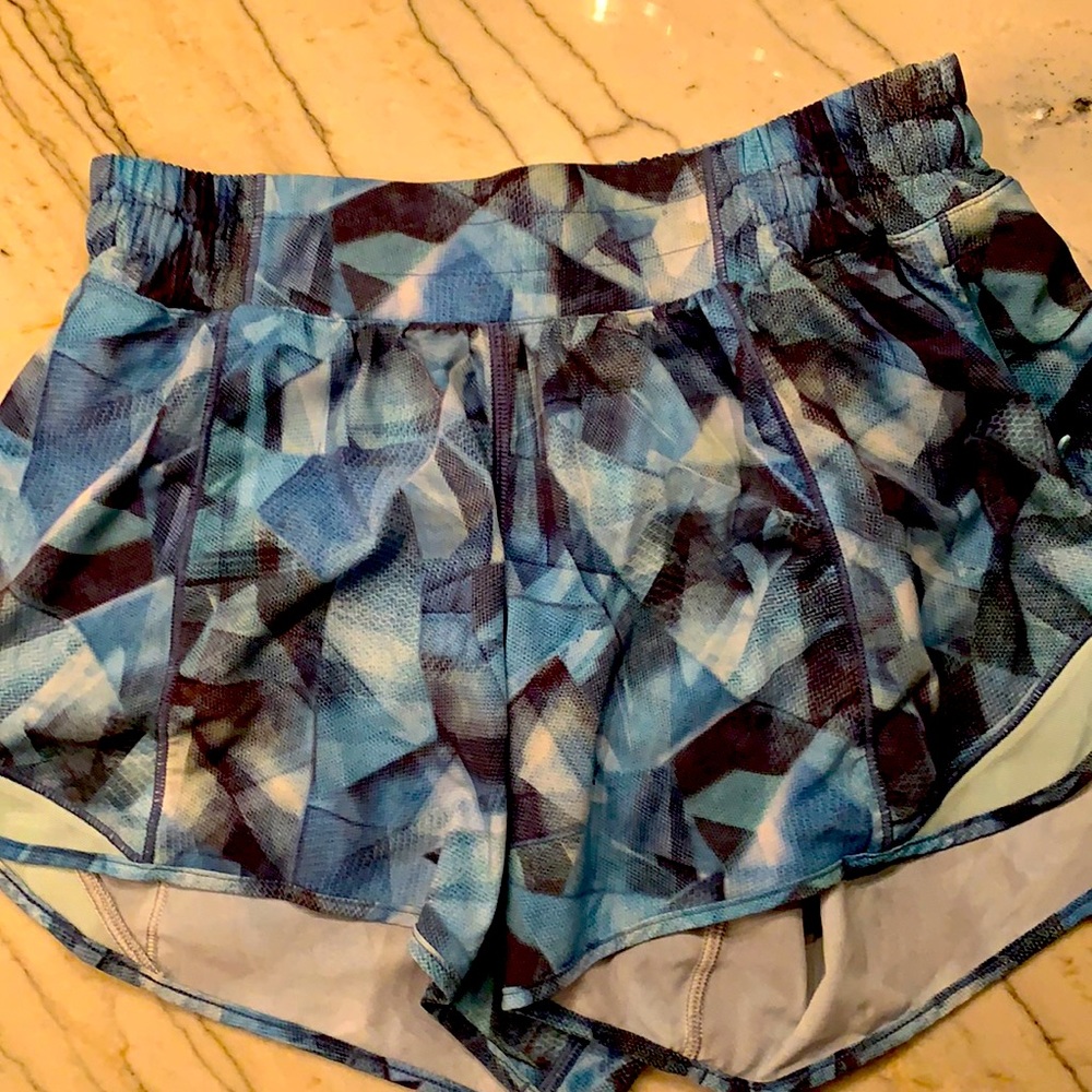 Lululemon Hotty Hot HIGH RISE 4 inch shorts